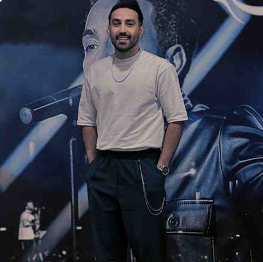 احمد سلو از خودم عکس میگیرم خودم خودمو بغل میگیرم