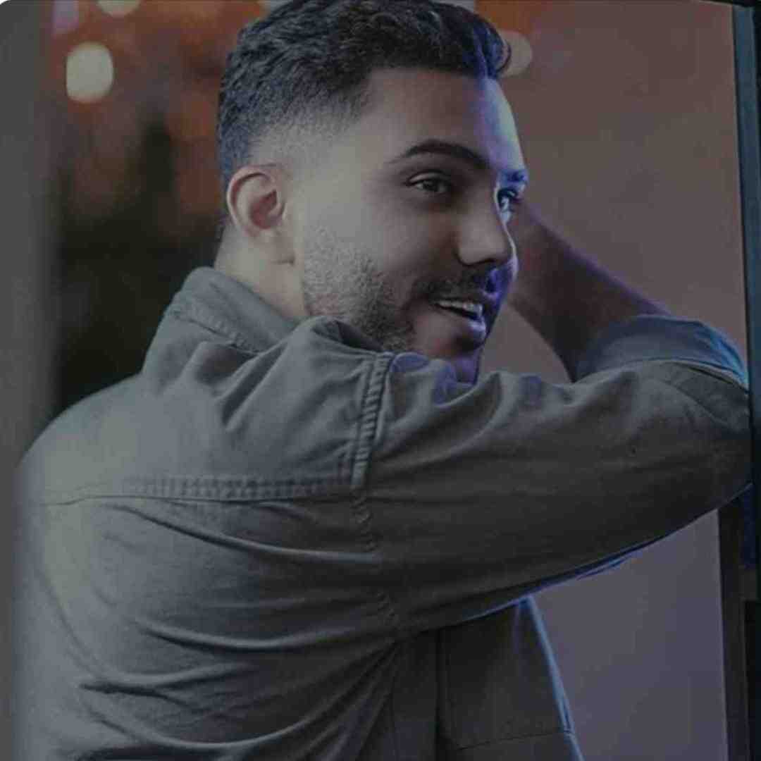 پیام عباسی یه اتاق تم تاریک وناو ای چهار دیواری