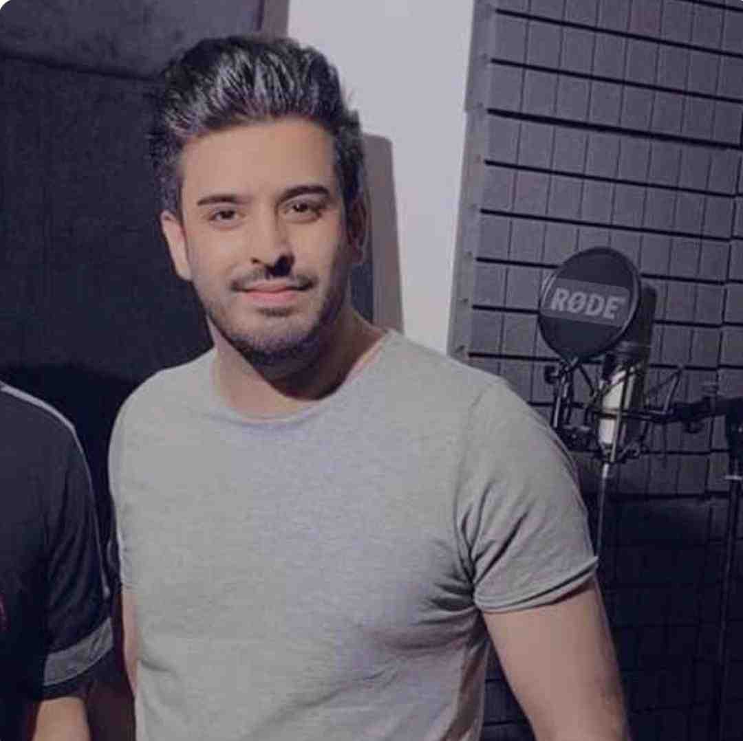 محسن دولت من دارم چه عشقی یه مو بلند مشکی