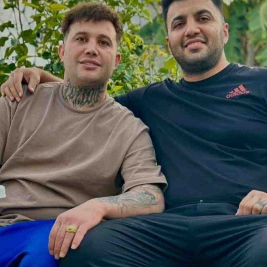 علی احمدیانی به روی دست پدر به لطف مهر مادر