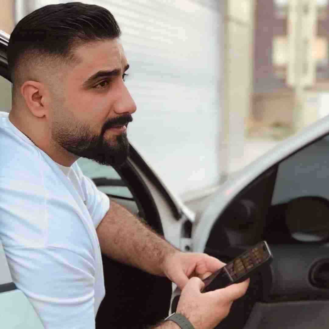 محمد امیری  داره گریم میگیره اسمت وسط