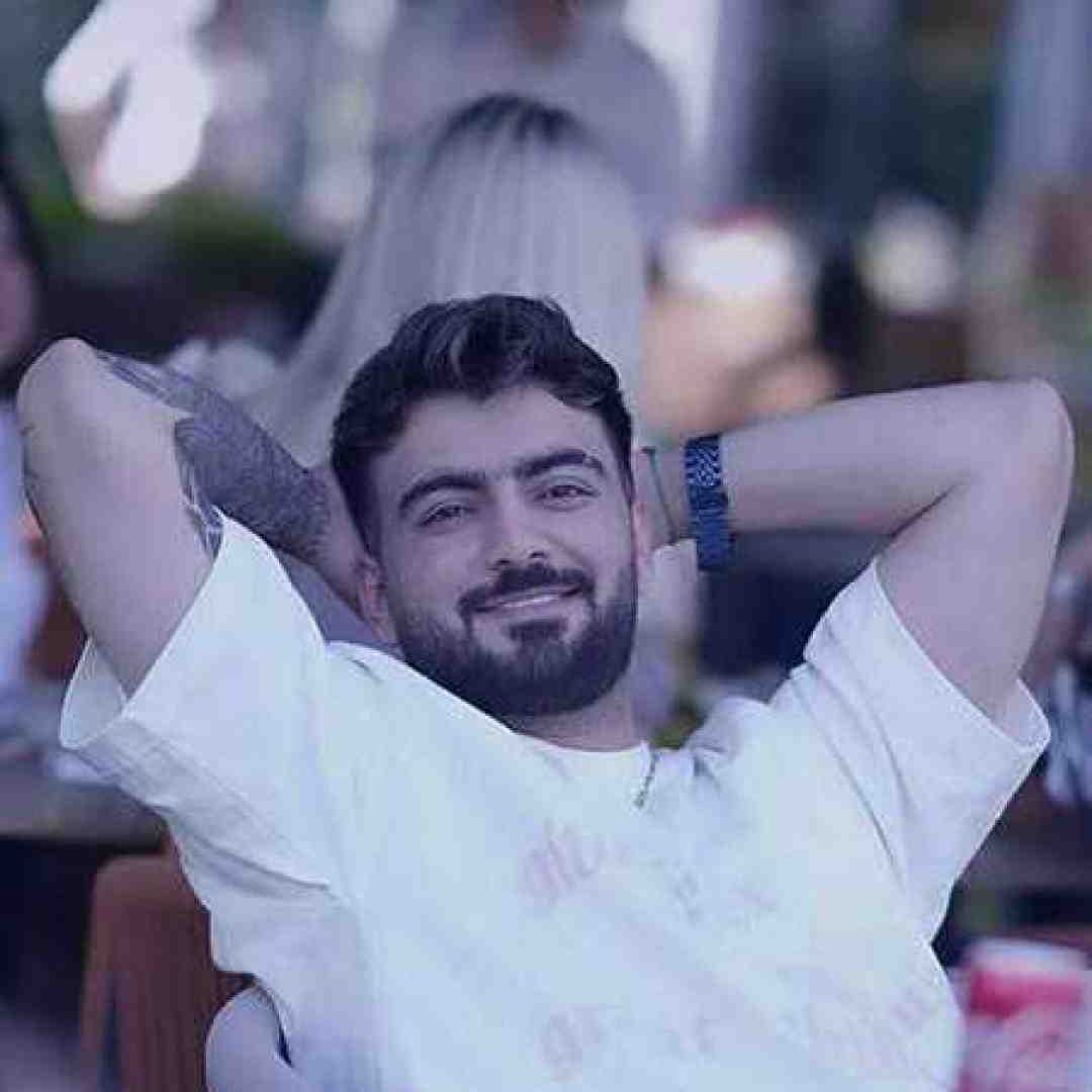 رامین تجنگی عکس گل چسبوندم به دیوار اتاقم 