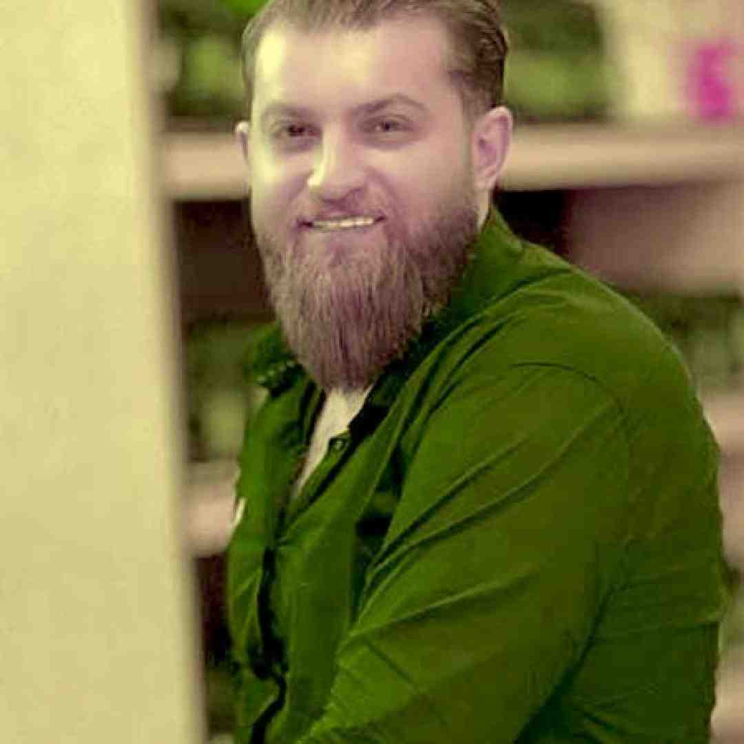 مهیار خلیل زاده سیو مستمه‌ خون‌ دمه‌ شه‌ دوش‌ براره
