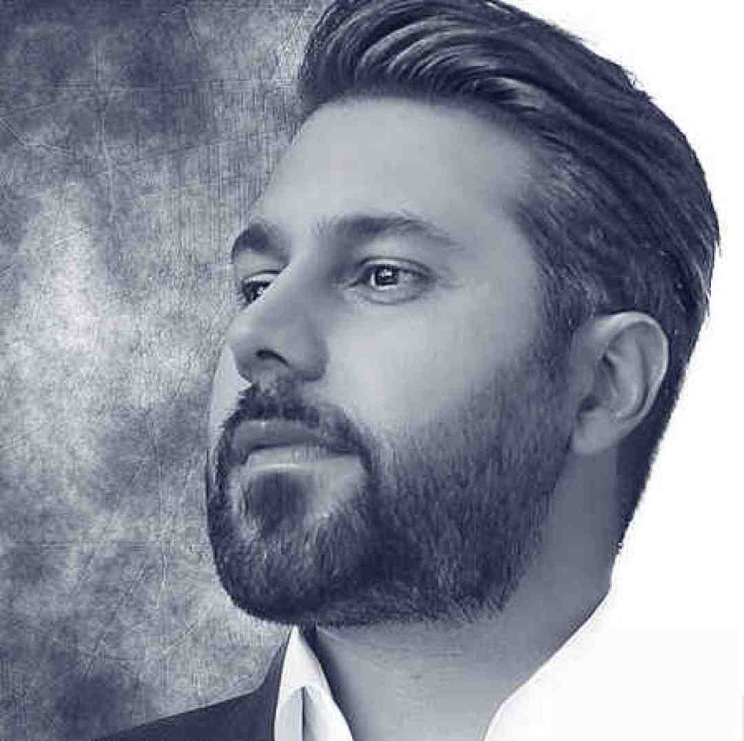 احسان خواجه امیری در کنار پروانه ها 