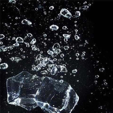 دانلود آهنگ آدم برفی روزای بچگی زود مثل تن تو آب شدن